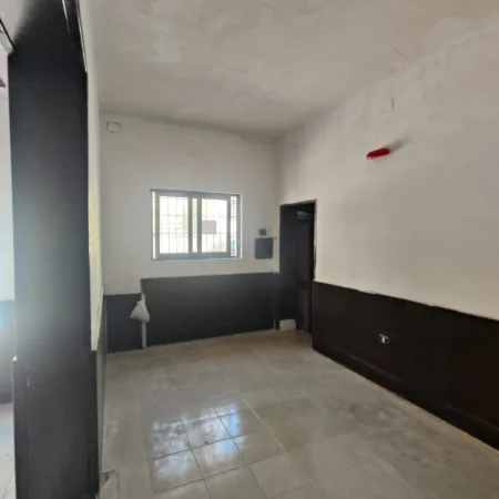 Tirane, jepet me qera ambjent biznesi Kati 0, 148 m² 550 € (ALI DEMI)