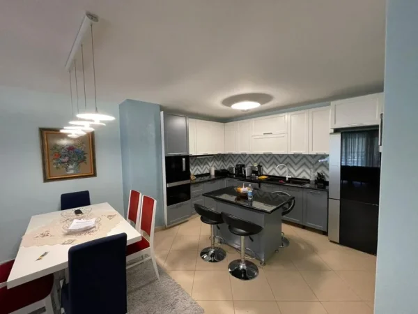 Tirane, shitet apartament 4+1 Kati 4, 224 m² 360.640 € (Dogana, Syri TV)