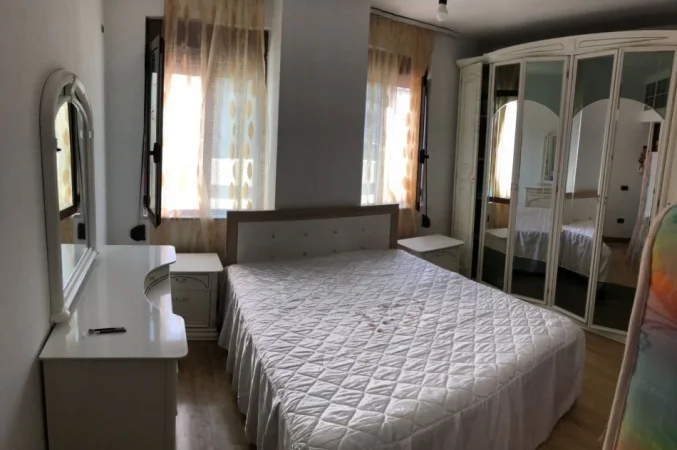 Tirane, jepet me qera apartament 2+1+Ballkon Kati 3, 170 m² 500 € (Laprake)
