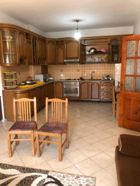 Tirane, jepet me qera apartament 1+1+Ballkon Kati 4, 75 m² 400 € (FERIT XHAJKO)