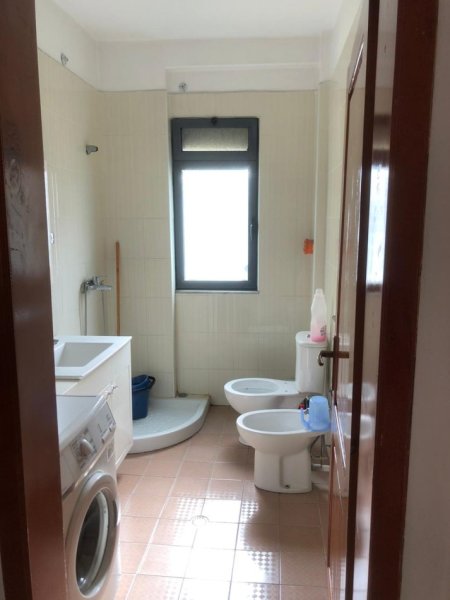 Tirane, jepet me qera apartament 1+1+Ballkon Kati 4, 75 m² 400 € (FERIT XHAJKO)
