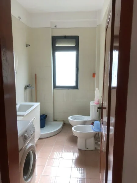 Tirane, jepet me qera apartament 1+1+Ballkon Kati 4, 75 m² 400 € (FERIT XHAJKO)
