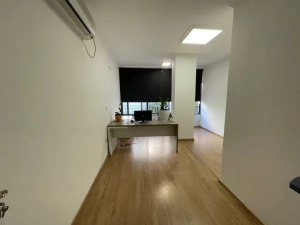 Tirane, jepet me qera zyre Kati 1, 60 m² 500 € (Komuna e Parisit)