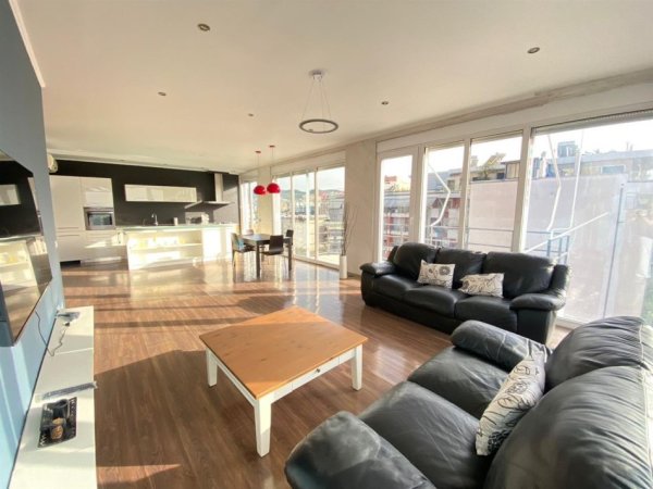 Tirane, jepet me qera apartament 2+1+Ballkon Kati 5, 140 m² 1.000 € (KOMUNA E PARISIT)