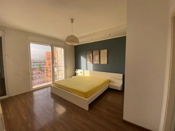 Tirane, jepet me qera apartament 2+1+Ballkon Kati 5, 140 m² 1.000 € (KOMUNA E PARISIT)