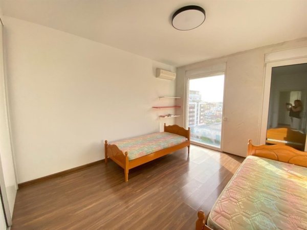 Tirane, jepet me qera apartament 2+1+Ballkon Kati 5, 140 m² 1.000 € (KOMUNA E PARISIT)