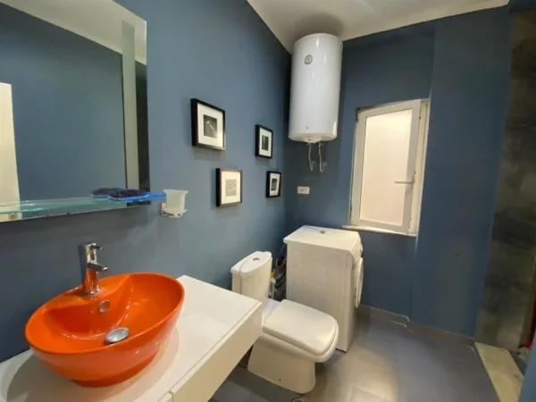 Tirane, jepet me qera apartament 2+1+Ballkon Kati 5, 140 m² 1.000 € (KOMUNA E PARISIT)