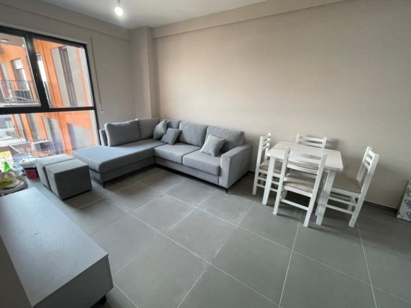 Tirane, jepet me qera apartament 1+1+Ballkon Kati 3, 60 m² 450 € (PORCELAN)