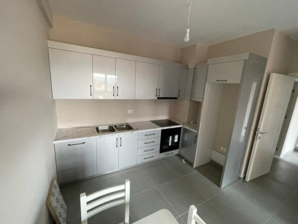 Tirane, jepet me qera apartament 1+1+Ballkon Kati 3, 60 m² 450 € (PORCELAN)
