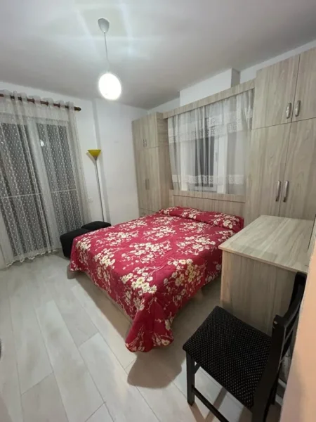 Tirane, jepet me qera apartament 1+1+Ballkon Kati 3, 60 m² 450 € (ZOGU I ZI)
