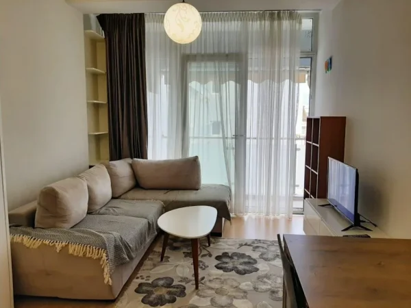 Tirane, jepet me qera apartament 1+1+Ballkon Kati 4, 60 m² 650 € (KOMUNA E PARISIT)