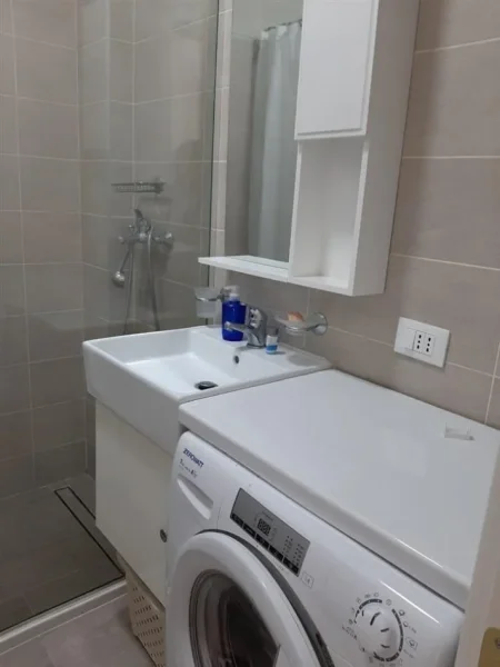 Tirane, jepet me qera apartament 1+1+Ballkon Kati 4, 60 m² 650 € (KOMUNA E PARISIT)