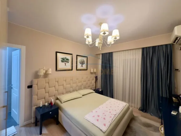 Tirane, shitet apartament 3+1+Ballkon Kati 5, 127 m² 196.000 € (Rruga 5 Maj)