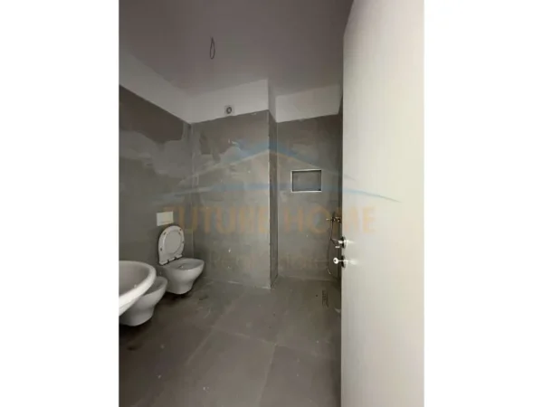 Tirane, shes apartament 2+1+Ballkon Kati 4, 116 m² 189000 € (Fusha e Aviacionit)