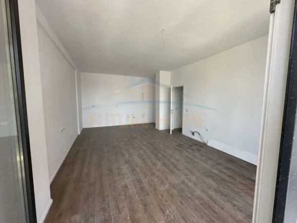 Tirane, shes apartament 2+1+Ballkon Kati 4, 116 m² 189000 € (Fusha e Aviacionit)