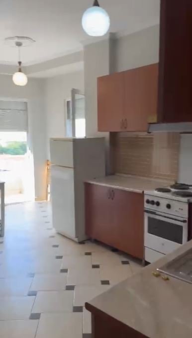 Tirane, jepet me qera apartament 1+1 Kati 7, 84 m² 419 € (Rruga Barrikadave)