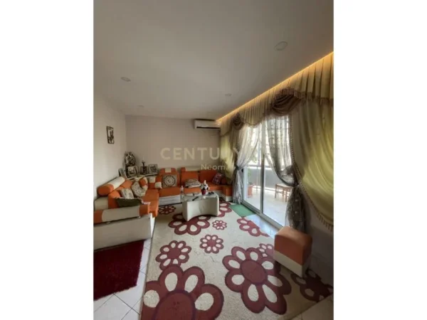 Tirane, jepet me qera apartament 1+1 Kati 3, 70 m² 500 € (Garda)
