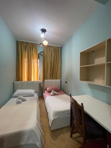 Tirane, jepet me qera apartament 2+1 Kati 3, 85 m² 700 € (Qender)