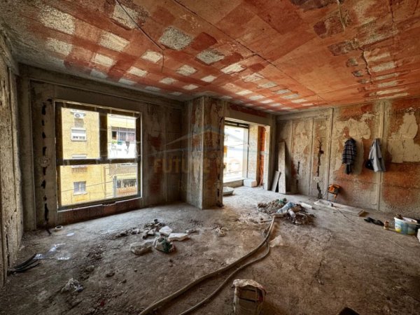 Shitet, Apartament 1+1, Pazari Ri, Tiranë. PRM40134