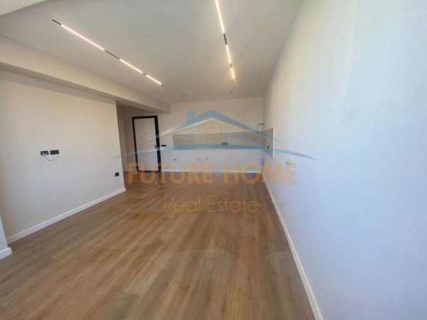 Tirane, jepet me qera apartament Kati 7, 58 m² 700 € (Petronini)