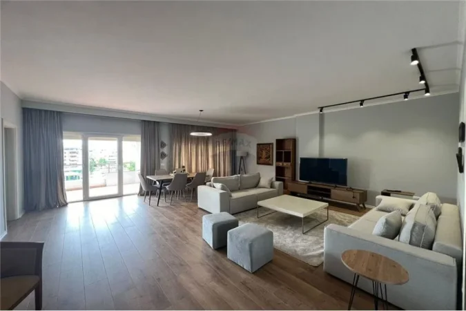 Tirane, jepet me qera apartament 2+1+Ballkon Kati 6, 135 m² 900 € (donbosko)