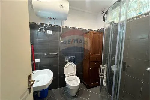 Tirane, jepet me qera apartament 2+1+Ballkon Kati 6, 135 m² 900 € (donbosko)
