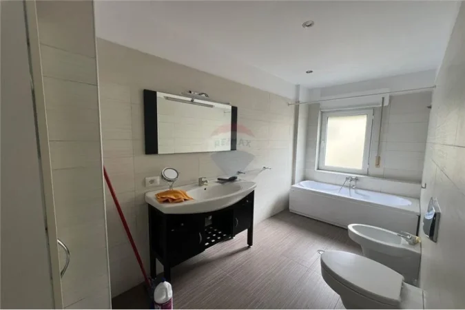 Tirane, jepet me qera apartament 2+1+Ballkon Kati 6, 135 m² 900 € (donbosko)