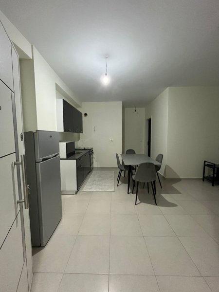Tirane, jepet me qera apartament 1+1 Kati 4, (Kompleksi Tom Doshi)
