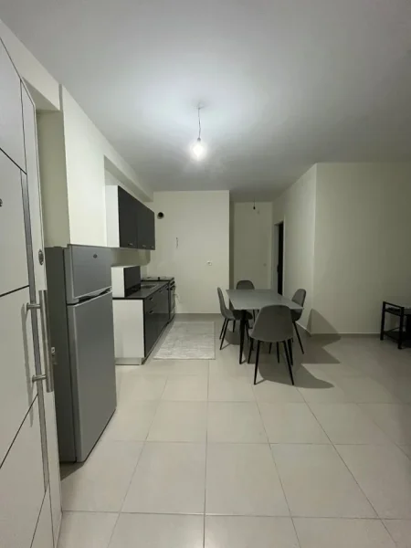 Tirane, jepet me qera apartament 1+1 Kati 4, (Kompleksi Tom Doshi)