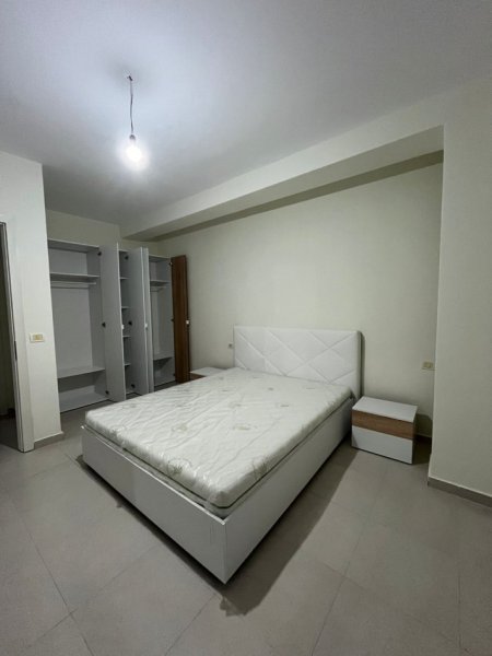 Tirane, jepet me qera apartament 1+1 Kati 4, (Kompleksi Tom Doshi)