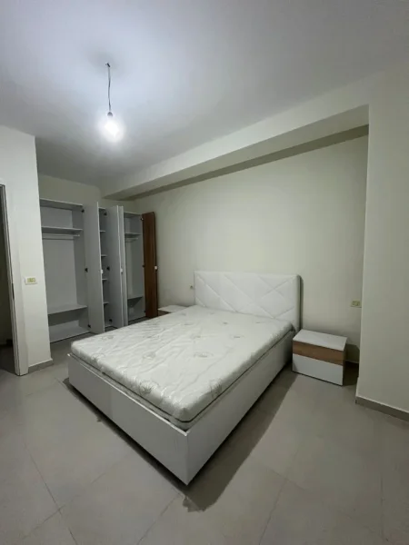 Tirane, jepet me qera apartament 1+1 Kati 4, (Kompleksi Tom Doshi)