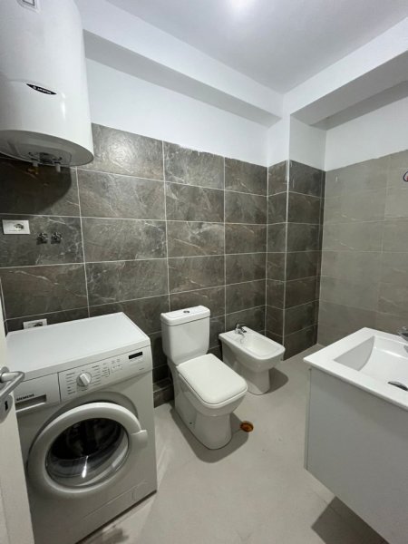 Tirane, jepet me qera apartament 1+1 Kati 4, (Kompleksi Tom Doshi)