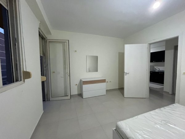 Tirane, jepet me qera apartament 1+1 Kati 4, (Kompleksi Tom Doshi)