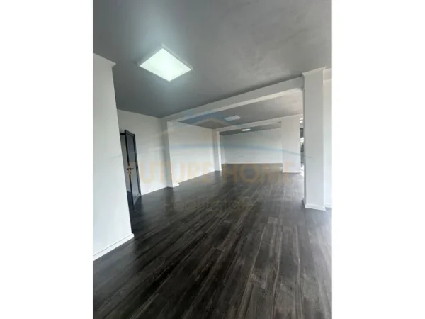 Tirane, jepet me qera ambjent biznesi Kati 2, 155 m² 1.200 € (Kinostudio)