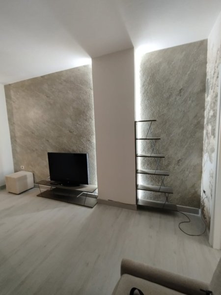 Tirane, jepet me qera apartament 1+1+Ballkon Kati 2, 45 m² 500 € (Rr. Babe Rexha pas Globit)