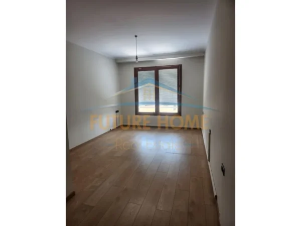 Tirane, jepet me qera ambjent biznesi Kati 7, 101 m² 1.000 € (Bulevardi Gjergj Fishta)