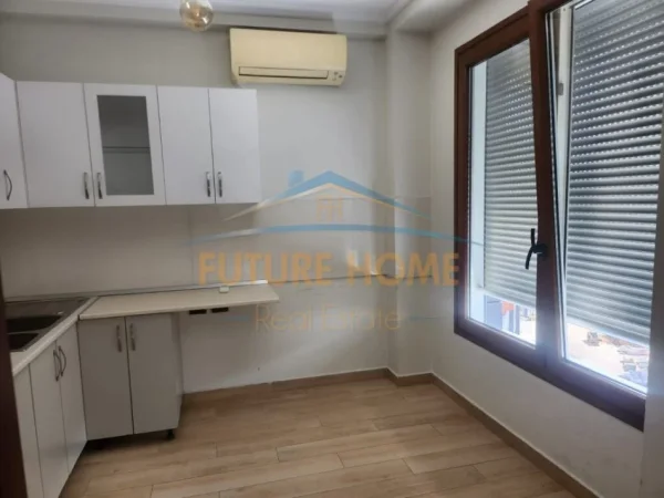 Tirane, jepet me qera ambjent biznesi Kati 7, 101 m² 1.000 € (Bulevardi Gjergj Fishta)