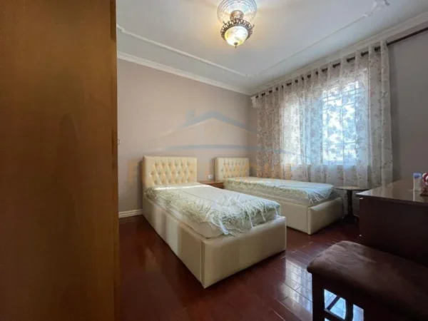 Tirane, jepet me qera apartament 2+1 Kati 4, 100 m² 1.100 € (Libri Universitar, Bllok)