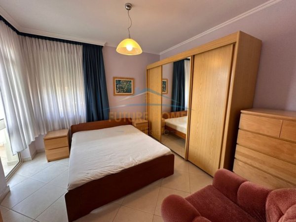 Tirane, jepet me qera apartament 2+1 Kati 8, 112 m² 700 € (Komuna e Parisit)