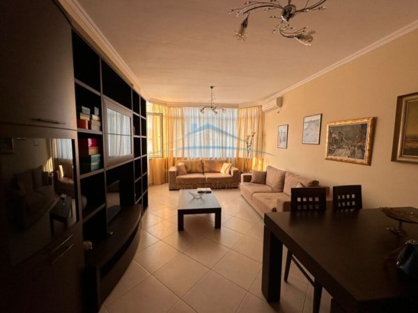Tirane, jepet me qera apartament 2+1 Kati 8, 112 m² 700 € (Komuna e Parisit)