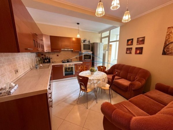 Tirane, jepet me qera apartament 2+1 Kati 8, 112 m² 700 € (Komuna e Parisit)