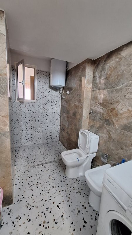 Tirane, jepet me qera apartament 3+1 Kati 2, 100 m² 700 € (Xhamllik)