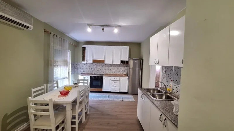 Tirane, jepet me qera apartament 3+1 Kati 2, 100 m² 700 € (Xhamllik)