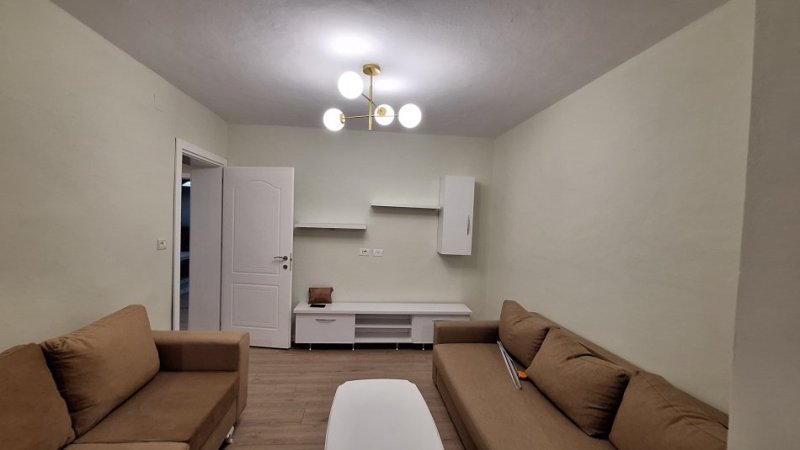 Tirane, jepet me qera apartament 3+1 Kati 2, 100 m² 700 € (Xhamllik)