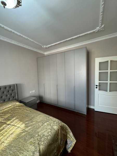Tirane, jepet me qera apartament 2+1+Ballkon Kati 3, 108 m² 1.000 € (Libri Universitar)