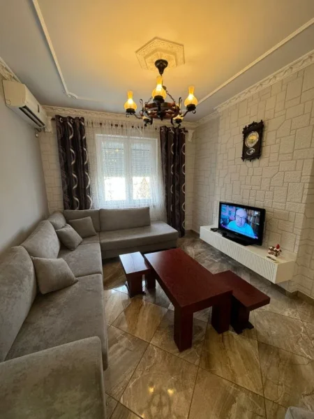 Tirane, jepet me qera apartament 2+1+Ballkon Kati 3, 108 m² 1.000 € (Libri Universitar)