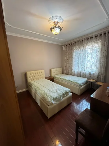 Tirane, jepet me qera apartament 2+1+Ballkon Kati 3, 108 m² 1.000 € (Libri Universitar)