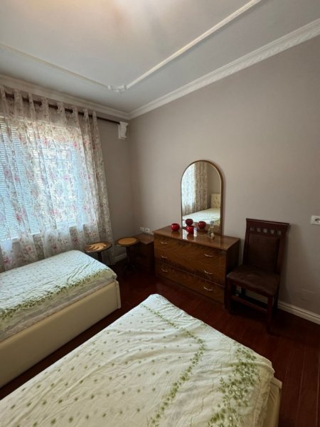 Tirane, jepet me qera apartament 2+1+Ballkon Kati 3, 108 m² 1.000 € (Libri Universitar)