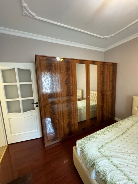 Tirane, jepet me qera apartament 2+1+Ballkon Kati 3, 108 m² 1.000 € (Libri Universitar)