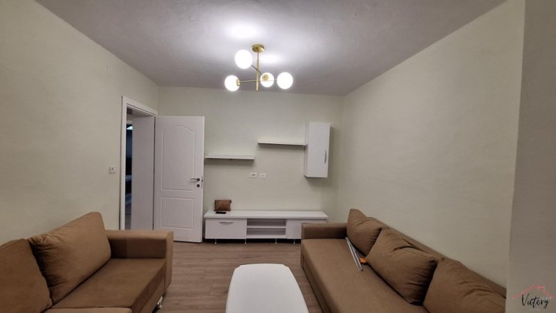 Tirane, jepet me qera apartament 3+1+Ballkon Kati 2, 100 m² 700 € (Xhamllik)